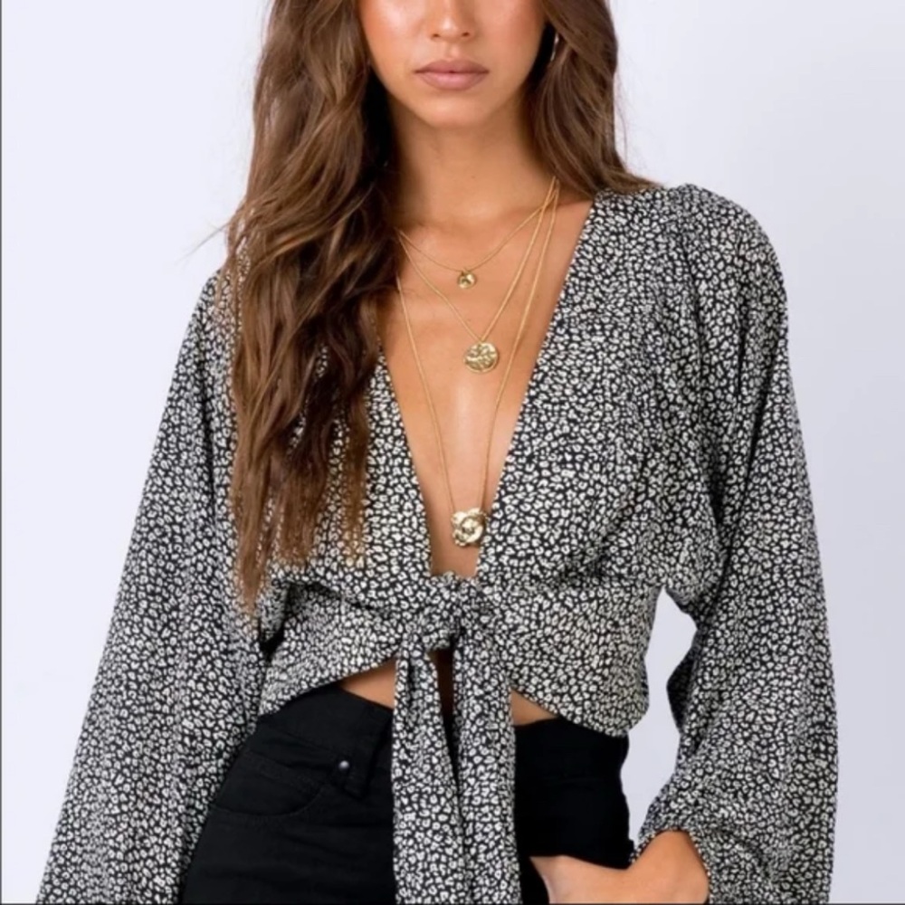 Princess Polly Tie Front Top. Lightly Worn